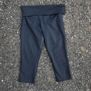 NIKE WOMENS MEDIUM CROP LEGGINGS HORIZONTAL PINSTRIPE DESIGN